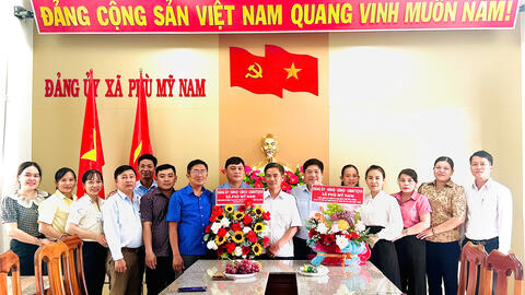 Thường trực Đảng ủy xã thăm, chúc mừng nhân kỷ niệm ngày truyền thống các cơ quan chuyên trách tham mưu, giúp việc Đảng ủy xã