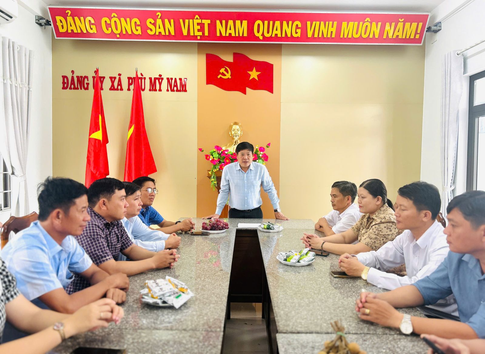 Đồng chí Bùi Quang Nhựt - Bí thư Đảng ủy, Chủ tịch HĐND xã phát biểu chúc mừng