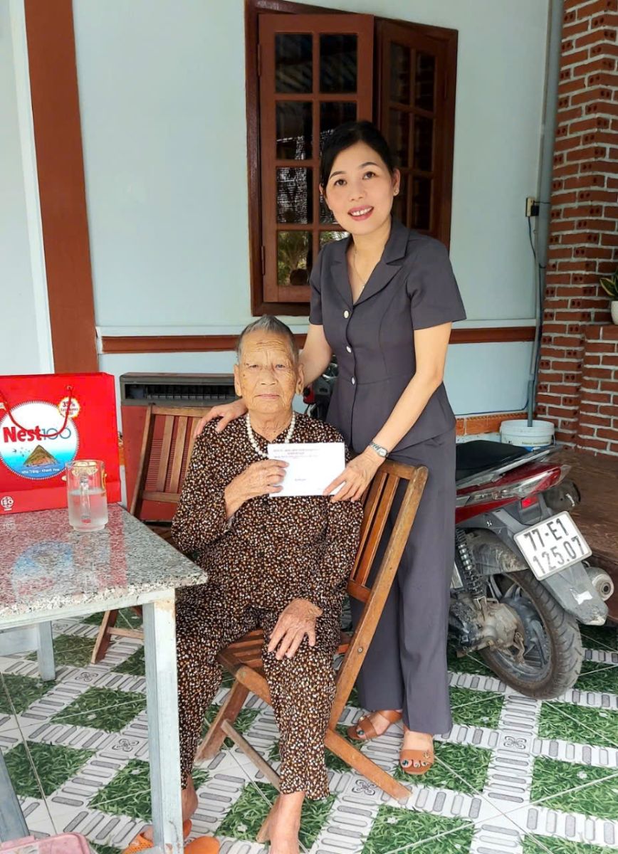 Đồng chí Chủ tịch UBND xã thăm, tặng quà Mẹ VNAH Nguyễn Thị Văn