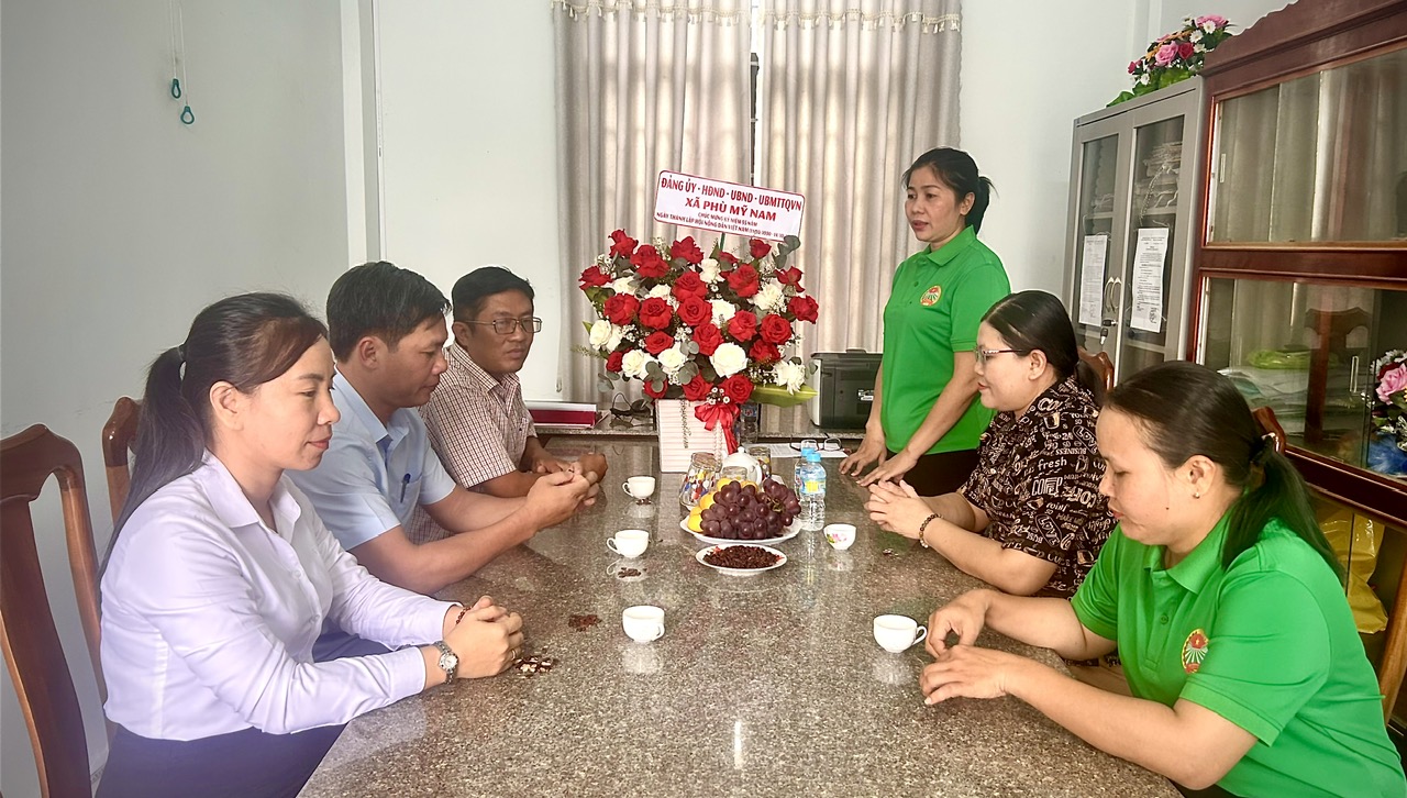 Đồng chí Võ Thị Kim Thanh - ĐUV, Phó Chủ tịch Ủy ban MTTQ Việt Nam xã, Chủ tịch Hội Nông dân xã phát biểu cảm ơn